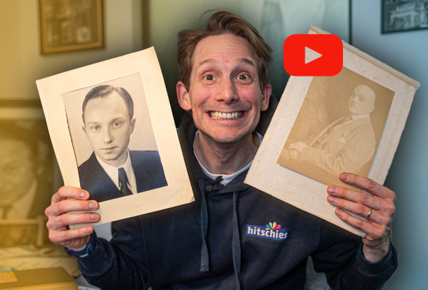 Philip Hitschler Becker hält zwei Fotos in den Händen von seinen Großvätern 